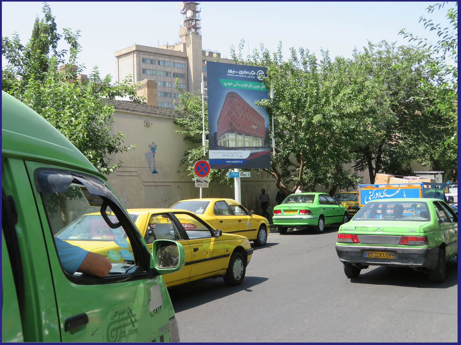 سعدی ابتدای خیابان اکباتان ورودی به میدان امام خمینی و بورس لوازم برقی لاله زار(12متر)