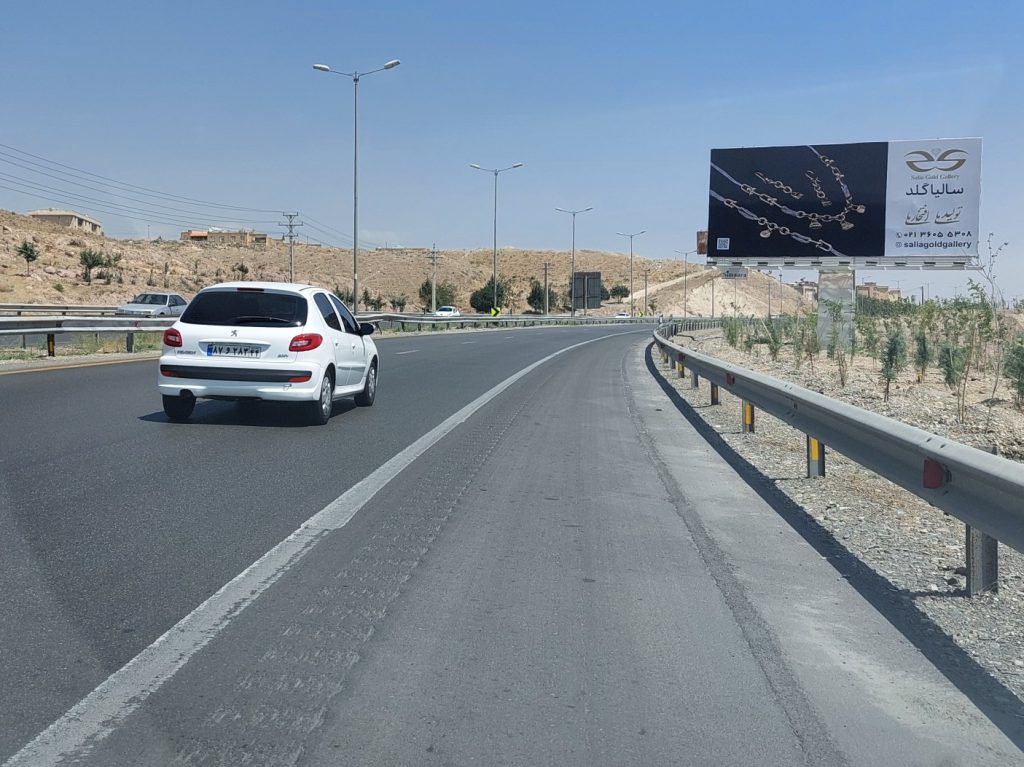 آزادراه تهران پردیس مسیر رفت بعد از عوارضی دومین تابلو دید از هر دو جاده (115متر)
