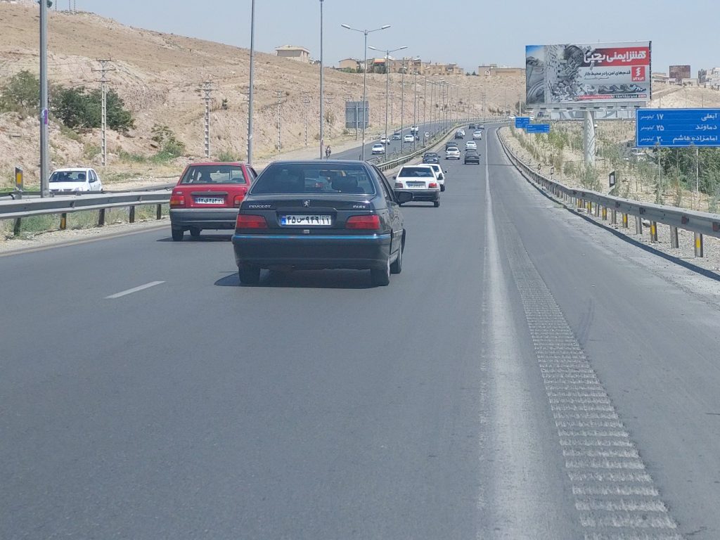 آزادراه تهران پردیس مسیر رفت بعد از عوارضی اولین تابلو از هر دو جاده (112 متر)